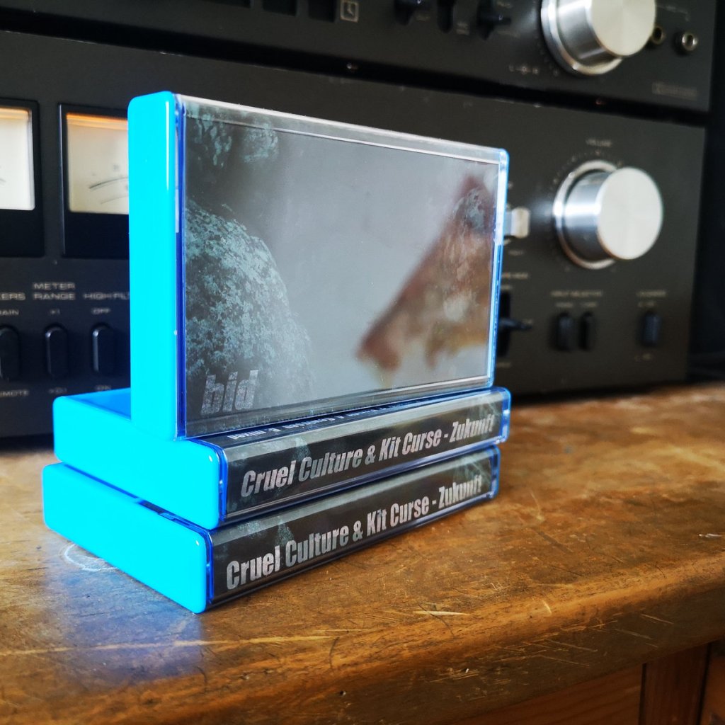 Zukunft EP von Cruel Culture & Kit Curse auf blauen Kassetten vor einer Musikanlage